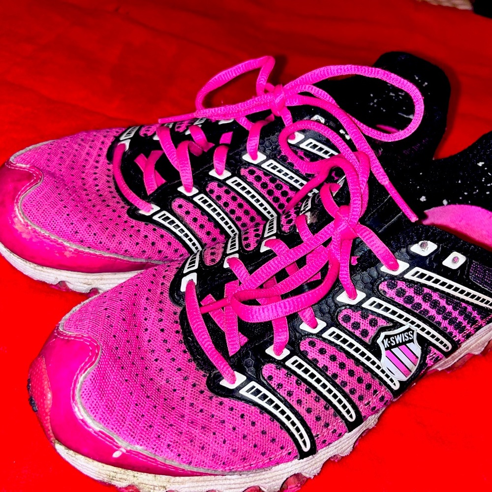 K-SWISS Pink and black Tubes women’s tennis shoes size 8